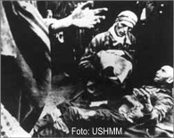 Befreite Häftlinge in Wöbbelin Foto: Ralph Forney  4.5.1945, Archiv:  NARA/ United States Holocaust Memorial Museum USHMM, Signatur: 10585 